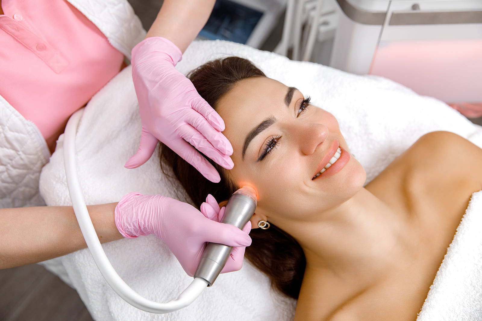 bigstock-Facial-Treatment-Cosmetic-Pro-476509163 (2)